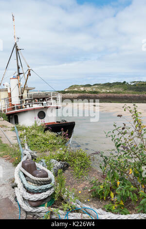 Altes Boot gebunden an der Mündung des Flusses in Lelant, Cornwall. Stockfoto