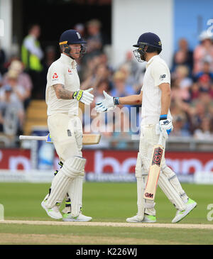 England's Dawid Malan (rechts) gratuliert von Ben schürt nach seinem halben Jahrhundert erreichen bei Tag vier der zweiten Investec Testspiel in Leeds. Stockfoto