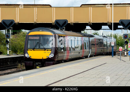 Arriva Cross Country Klasse 170 Diesel Zug am Bahnhof ankommen, Leicester, Leicestershire, Großbritannien Stockfoto