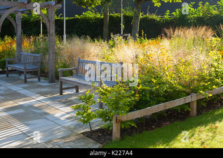 Landschaftsgestaltung um wohnungsbaugesellschaft Gebäude in Scunthorpe, North Lincolnshire, Großbritannien. Die Gebäude sind von Ongo besessen. August 2017. Stockfoto