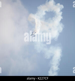 RADOM, Polen - 26. AUGUST 2017: Kunstflug extra 300 Ebene während Air Show Radom 2017. Stockfoto