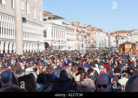 Massen von Touristen während des Karnevals 2017 Venedig, Italien vor dem Dogenpalast verpackt solide in die Piazza San Marco zurück entlang der waterf Stockfoto