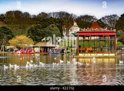 Familien genießen den Sonnenschein an Peasholm Park Stockfoto