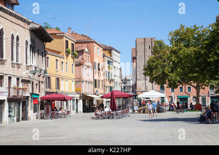 Das tägliche Leben in Campo Santa Margherita, Dorsoduro Venedig, Venetien, Italien mit lokalen Venezianer über Ihr Geschäft in den frühen Morgenstunden vor. Stockfoto