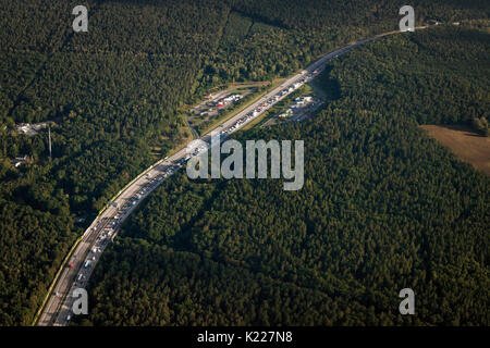 Air Bilder aus einer Cessna 172 von der Verkehrssituation auf der Autobahn A 2 in der Nähe von Berlin. Stockfoto