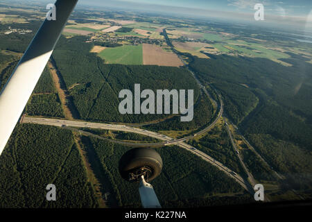 Air Bilder aus einer Cessna 172 von der Verkehrssituation auf der Autobahn A 2 in der Nähe von Berlin.