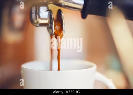 Detail einer Kaffeemaschine. Vorbereitung der Espresso im Café. Stockfoto
