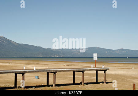 LAKE TAHOE PRIVATE DOCK AUF DEM TROCKENEN bei Dürre, Kalifornien Stockfoto