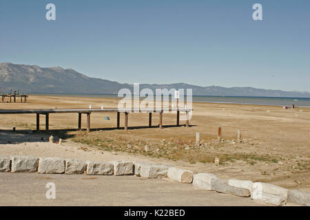 LAKE TAHOE PRIVATE DOCK UND BOOTSRAMPE auf trockenem Land während der Dürre, Kalifornien Stockfoto