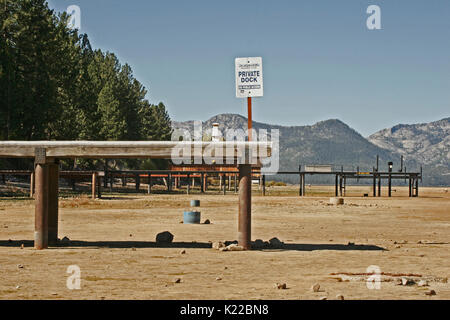 LAKE TAHOE PRIVATE DOCK AUF DEM TROCKENEN bei Dürre, Kalifornien Stockfoto