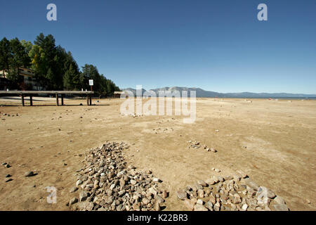 LAKE TAHOE PRIVATE DOCK AUF DEM TROCKENEN bei Dürre, Kalifornien Stockfoto