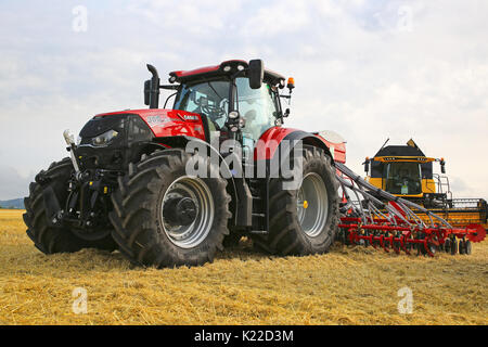 SALO, Finnland - 18. AUGUST 2017: Neue Case IH CVX Optum 300 PS-starken landwirtschaftlichen Traktor mit auf Stoppeln Feld verbinden wie auf Puontin Pelto gesehen Stockfoto