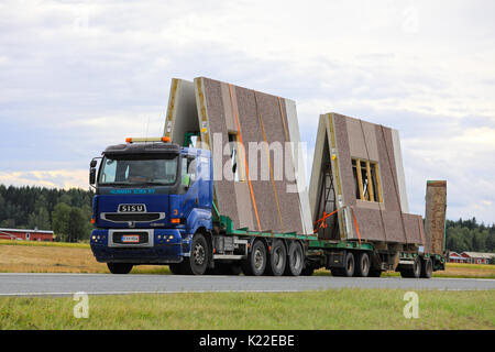 JOKIOINEN, Finnland - 25. AUGUST 2017: Blau Sisu E 500 von Nurmen Sora Ky transportiert Betonfertigteile bau Elemente entlang der Autobahn an einem bewölkten Tag Stockfoto