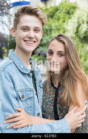 Outdoor Portrait von romantischen Teenager Paar Stockfoto