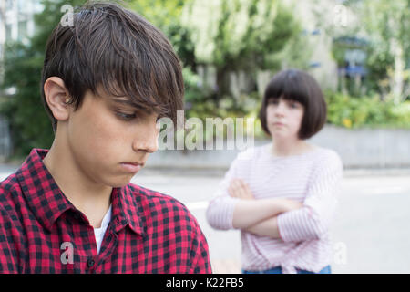 Unglückliche Teenager-Paar im städtischen Umfeld Stockfoto