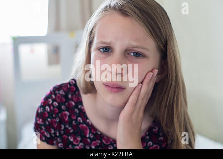 Porträt eines jungen Mädchens, das mit Zahnschmerzen Stockfoto