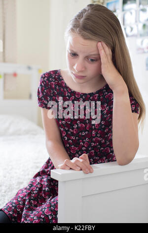 Betont jungen Mädchen im Sitzen Schlafzimmer zu Hause Stockfoto