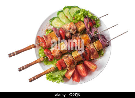 Schweinefleisch, Ananas und rote Zwiebel kebabs Spieße auf Platte auf Weiß top Anzeigen isoliert Stockfoto