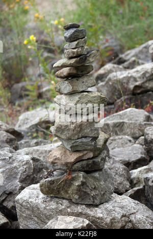 Cairn auf der Seite von einem steinigen Weg Stockfoto