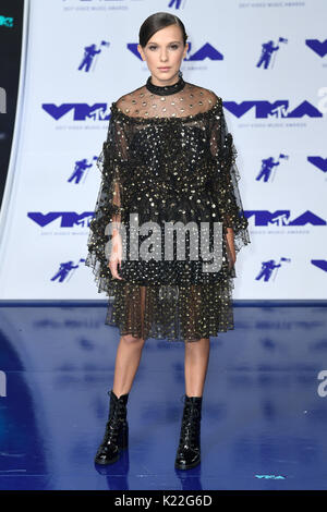 Millie Bobby Brown an der 2017 MTV Video Music Awards im Forum in Los Angeles, USA statt. Stockfoto