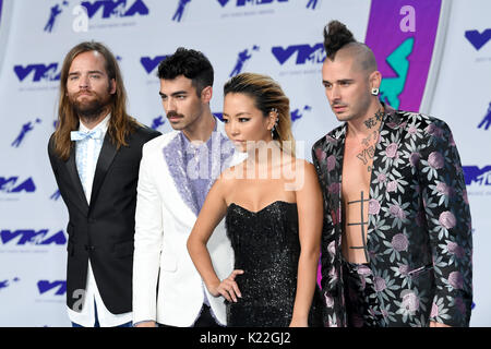 (Nach rechts) Jack Lawless, Joe Jonas, JinJoo Lee und Cole Whittle von dnce Teilnahme an der 2017 MTV Video Music Awards im Forum in Los Angeles, USA statt. Stockfoto