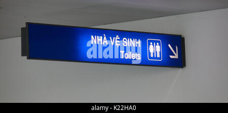 Öffentliche Toiletten unterzeichnen beide Geschlechter am Flughafen in Saigon, Vietnam. Stockfoto