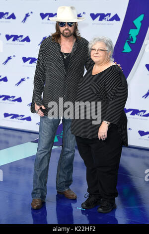 Billy Ray Cyrus und Susan Bro Teilnahme an der 2017 MTV Video Music Awards statt, die auf dem Forum in Los Angeles, USA. Stockfoto