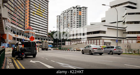 Singapur - Dez, 14 2015. Autos fahren auf der Straße in Chinatown in Singapur. Seit der Unabhängigkeit 1965 der Singapur Wirtschaft erlebt hat Rapid schadstoffsausstoßes Stockfoto