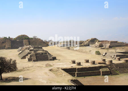 Draufsicht auf Ruinen der Maya-Pyramiden in heiliger Ort Monte Alban, Oaxaca, Mexiko, Nordamerika. UNESCO-Weltkulturerbe Stockfoto