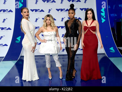 Dinah Jane, Ally Brooke, Normani Kordei und Lauren Jauregui des Fünften Harmonie an der 2017 MTV Video Music Awards im Forum in Los Angeles, USA statt. Stockfoto