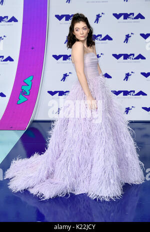 Lorde an der 2017 MTV Video Music Awards im Forum in Los Angeles, USA statt. Stockfoto