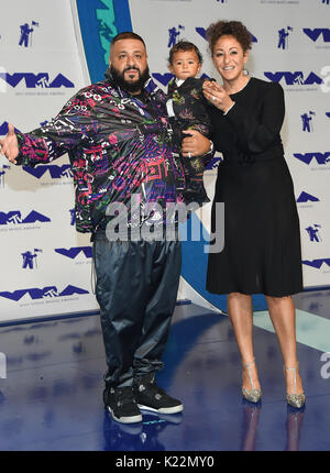 DJ Khaled, Nicole Tuck Tuck und Asahd Khaled Teilnahme an den MTV Video Music Awards 2017 auf dem Forum in Los Angeles, USA statt Stockfoto