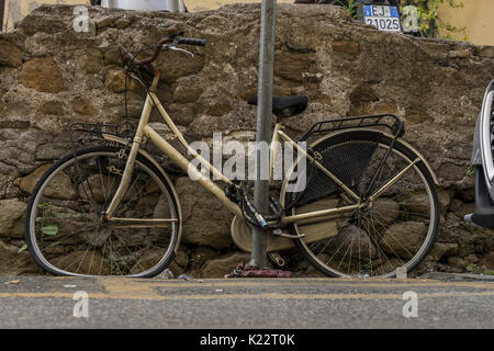 Verlassenen alten Fahrrad in Rom. In der Straße geparkt. Architektur und Sehenswürdigkeiten von Rom Stockfoto