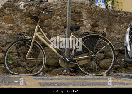 Verlassenen alten Fahrrad in Rom. In der Straße geparkt. Postkarte von Rom Stockfoto