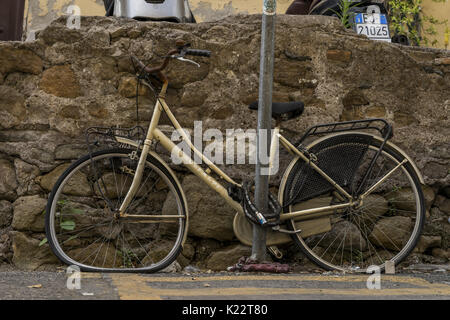 Verlassenen alten Fahrrad in Rom. In der Straße geparkt Stockfoto