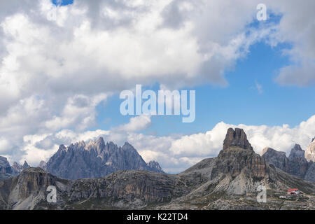 Sextner Dolomiten, Provinz Bozen, Trentino-Südtirol, Italien, Europa. Rocca Haunold mit Locatelli Zuflucht, Sasso di Sesto montieren und Toblin Turm Stockfoto