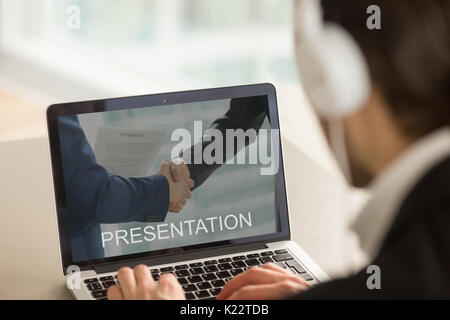 Geschäftsmann beobachten Business Presentation, Laptop sc Stockfoto