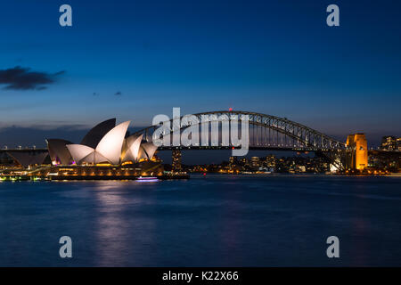 Sydney Opera House und die Harbour Bridge nach Sonnenuntergang von Frau von Macquarie Stuhl, Sydney, New South Wales, Australien gesehen Stockfoto