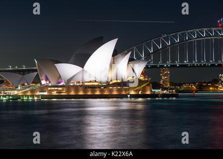 Sydney Opera House und die Harbour Bridge nach Sonnenuntergang von Frau von Macquarie Stuhl, Sydney, New South Wales, Australien gesehen Stockfoto