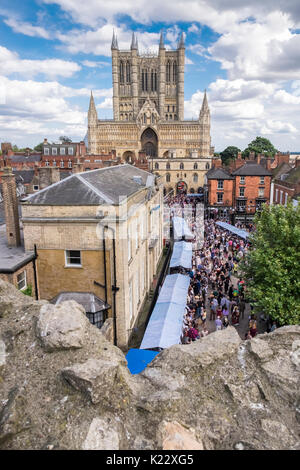 Gotische Architektur der Kathedrale von Lincoln und Umgebung, von der Lincoln Mauern der Burg gesehen, Stadt Lincoln, Lincolnshire, Großbritannien Stockfoto