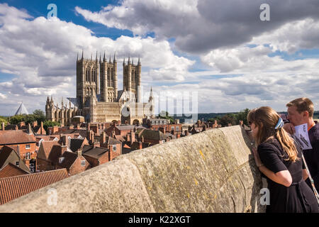 Junger Mann und Frau anzeigen gotischen Architektur der Kathedrale von Lincoln auf Sommer Tag von Lincoln Castle Wände, Stadt Lincoln, Lincolnshire, Großbritannien Stockfoto