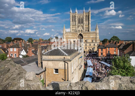 Gotische Architektur der Kathedrale von Lincoln und Umgebung, von der Lincoln Mauern der Burg gesehen, Stadt Lincoln, Lincolnshire, Großbritannien Stockfoto