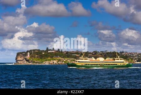 Blick auf den Hafen von Sydney mit Watson's Bay geradeaus, Sydney, New South Wales, Australien. Stockfoto