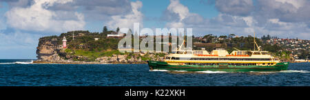 Blick auf den Hafen von Sydney mit Watson's Bay geradeaus, Sydney, New South Wales, Australien. Stockfoto