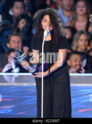 Alessia Cara nimmt den Award für das beste Dance Video auf der Bühne während der 2017 MTV Video Music Awards im Forum in Los Angeles, USA statt. Stockfoto