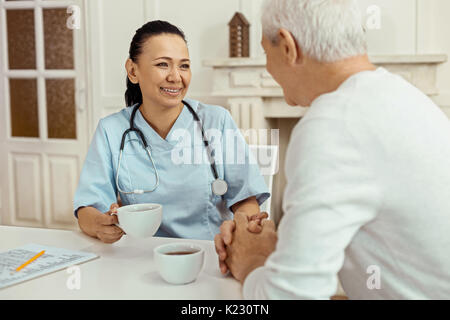 Freudige positive Krankenschwester eine Pause von der Arbeit Stockfoto