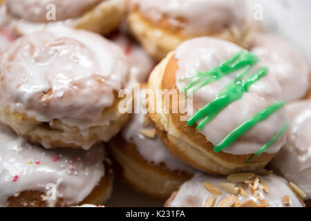 Berliner mit Puderzucker Stockfoto