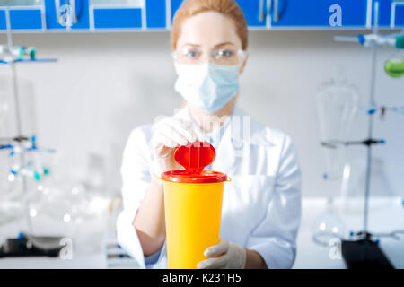 Fokussierte Bild auf gelbe Plastikflasche Stockfoto