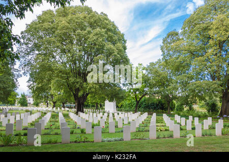 Reihen von weißen Grabsteine an der British Indian Army Friedhof von Krieg in Forli, Italien (Zweiter Weltkrieg). Stockfoto