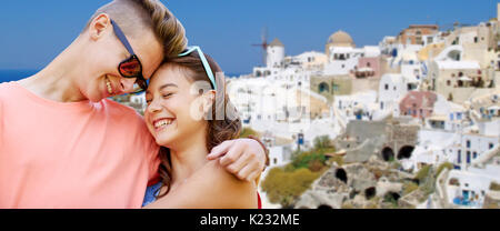 Happy teenage Paar umarmen auf der Insel Santorin Stockfoto